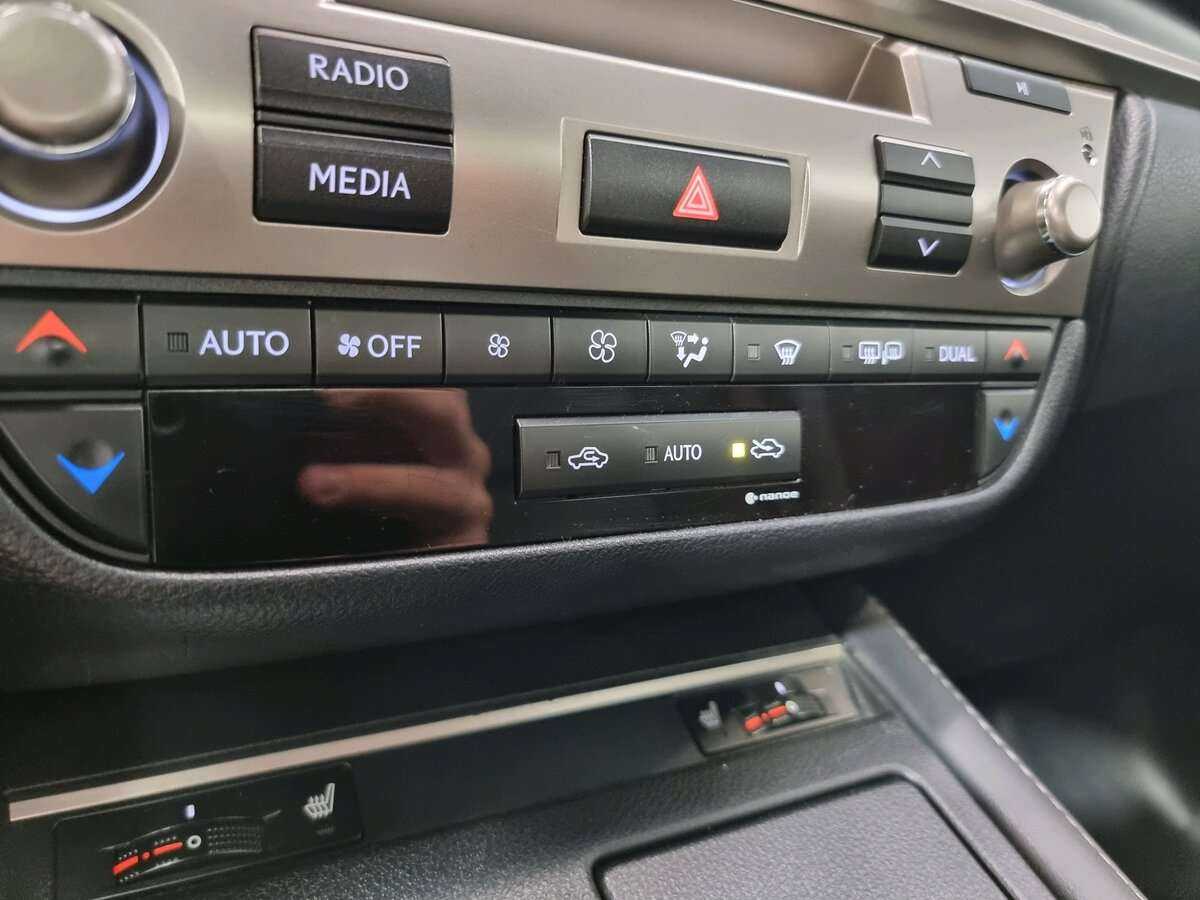 Купить Lexus ES 200, 2016, 105 150 км, фото №21