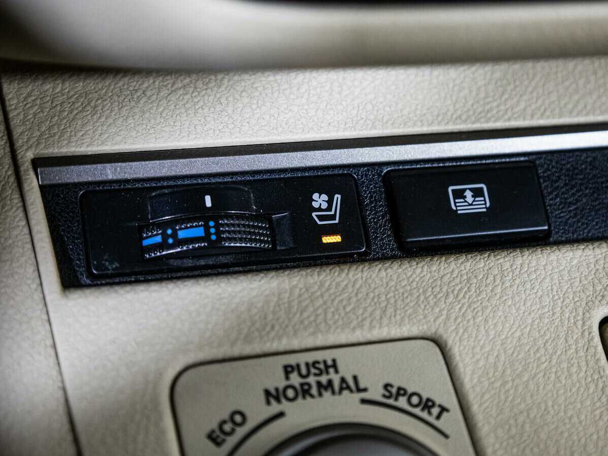 Купить Lexus ES 300h, 2014, 360 841 км, фото №16